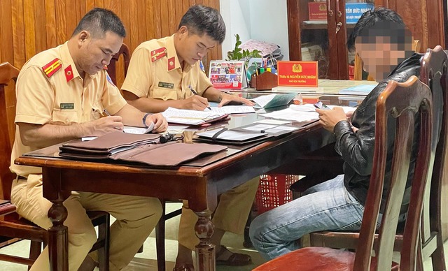 Tài xế tông 2 người đi đường rồi bỏ chạy trong đêm có nồng độ cồn - Ảnh 1. Tài xế tông 2 người đi đường rồi bỏ chạy trong đêm có nồng độ cồn - Ảnh 1.