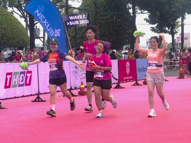 Gần 6.000 người hào hứng chạy giải Marathon Đất sen hồng Đồng Tháp - Ảnh 3. Gần 6.000 người hào hứng chạy giải Marathon Đất sen hồng Đồng Tháp - Ảnh 3.