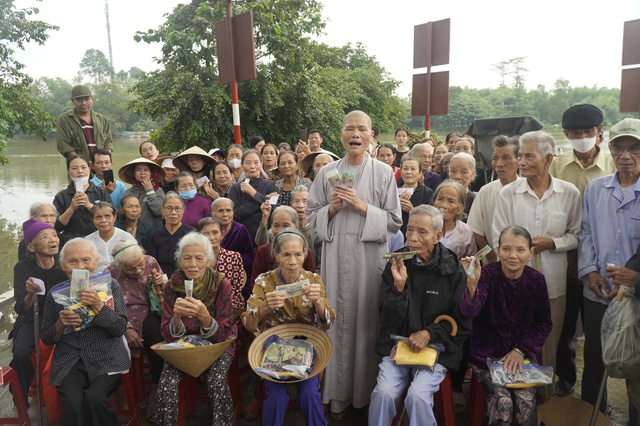 Vượt sông Ô Lâu, cứu trợ bà con vùng thấp trũng nhất tỉnh Quảng Trị - Ảnh 1.