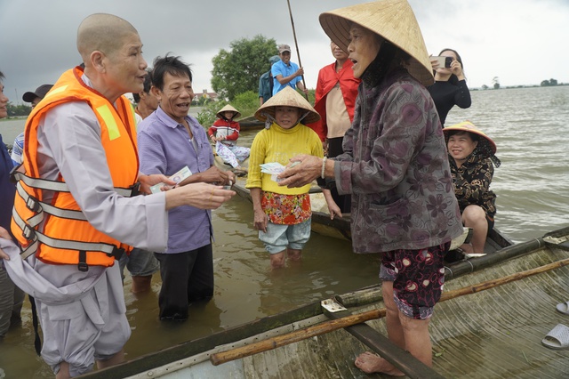 Vượt sông Ô Lâu, cứu trợ bà con vùng thấp trũng nhất tỉnh Quảng Trị - Ảnh 10. Vượt sông Ô Lâu, cứu trợ bà con vùng thấp trũng nhất tỉnh Quảng Trị - Ảnh 10.
