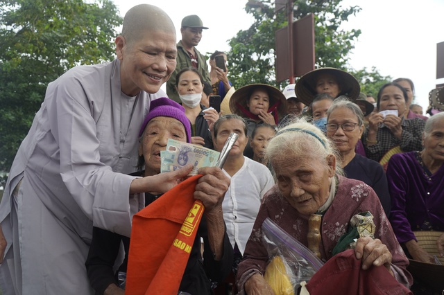 Vượt sông Ô Lâu, cứu trợ bà con vùng thấp trũng nhất tỉnh Quảng Trị - Ảnh 4.