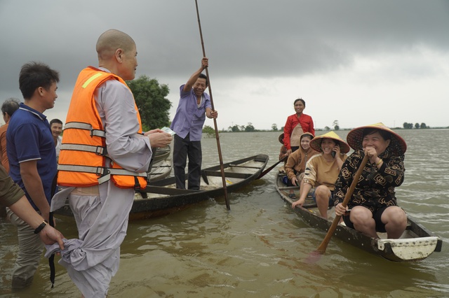 Vượt sông Ô Lâu, cứu trợ bà con vùng thấp trũng nhất tỉnh Quảng Trị - Ảnh 12.