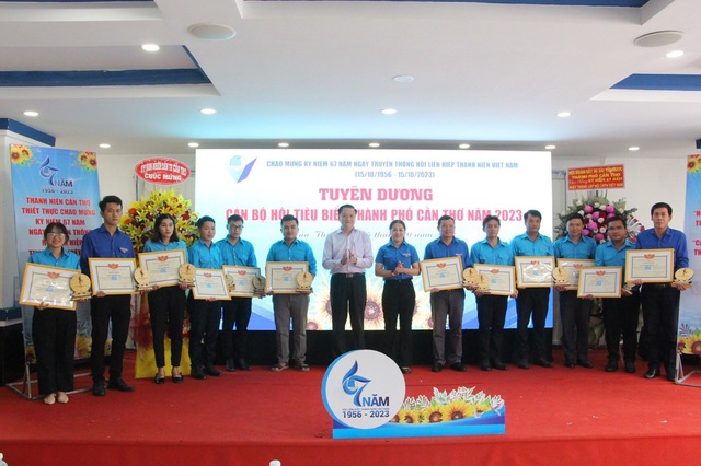 Cần Thơ: Tuyên dương 13 tấm gương thanh niên hiếu thảo - Ảnh 1. Cần Thơ: Tuyên dương 13 tấm gương thanh niên hiếu thảo - Ảnh 1.