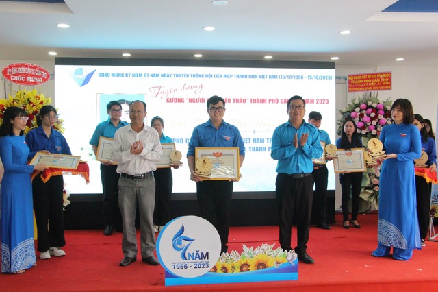 Cần Thơ: Tuyên dương 13 tấm gương thanh niên hiếu thảo - Ảnh 2. Cần Thơ: Tuyên dương 13 tấm gương thanh niên hiếu thảo - Ảnh 2.
