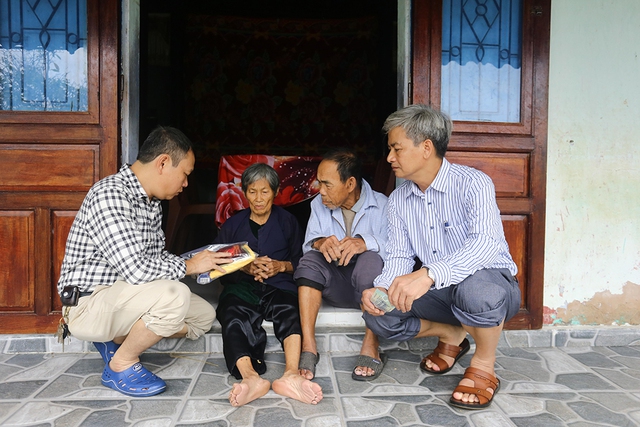 Vượt sông, mang quà đến tận nhà người dân vùng ngập lụt - Ảnh 2. Vượt sông, mang quà đến tận nhà người dân vùng ngập lụt - Ảnh 2.