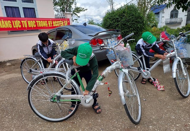 Trao tặng xe đạp tiếp sức học sinh khó khăn đến trường - Ảnh 4.