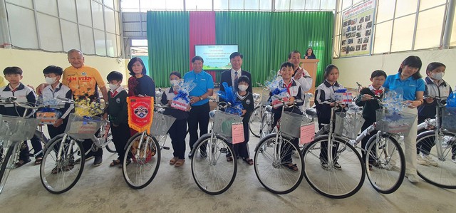 Trao tặng xe đạp tiếp sức học sinh khó khăn đến trường - Ảnh 2.