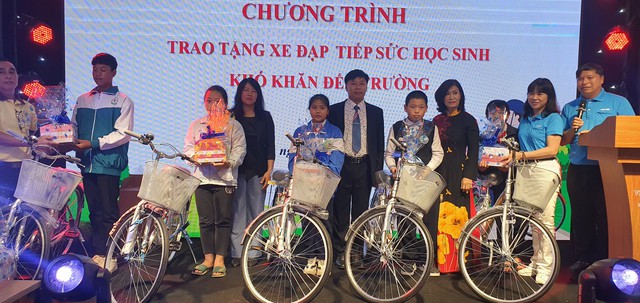 Trao tặng xe đạp tiếp sức học sinh khó khăn đến trường - Ảnh 1.