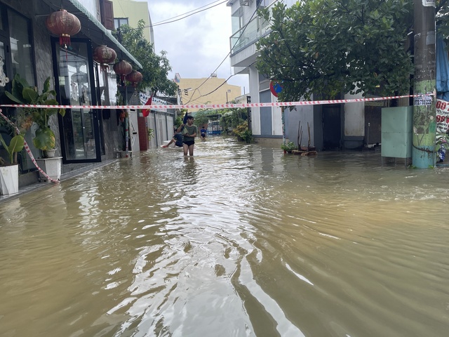 Ngập lụt Đà Nẵng: Khu dân cư ngập sâu phải cõng người lội nước đi cấp cứu - Ảnh 8.