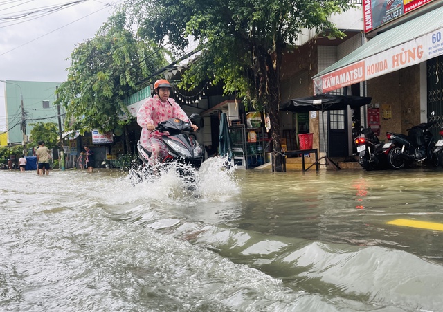 Ngập lụt Đà Nẵng: Khu dân cư ngập sâu phải cõng người lội nước đi cấp cứu - Ảnh 9.