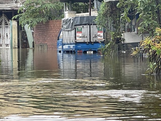 Ngập lụt Đà Nẵng: Khu dân cư ngập sâu phải cõng người lội nước đi cấp cứu - Ảnh 10.