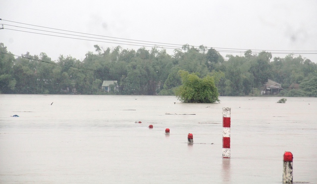 Quảng Nam: Mưa lớn gây chia cắt nhiều nơi, hai thủy điện lớn điều tiết xả lũ - Ảnh 5.