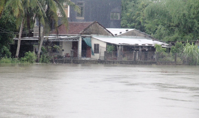 Quảng Nam: Mưa lớn gây chia cắt nhiều nơi, hai thủy điện lớn điều tiết xả lũ - Ảnh 3.