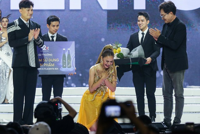 Người mẫu Lê Thu Trang quỳ lạy khán giả khi giành quán quân 'The New Mentor' - Ảnh 1.
