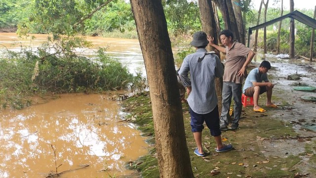 Xuyên đêm tìm thanh niên bị trượt chân xuống suối mất tích khi đi câu cá - Ảnh 1.