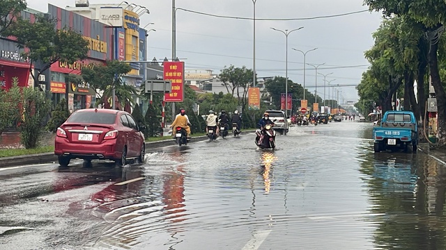 Ngập lụt Đà Nẵng: Khu dân cư ngập sâu phải cõng người lội nước đi cấp cứu   - Ảnh 8.