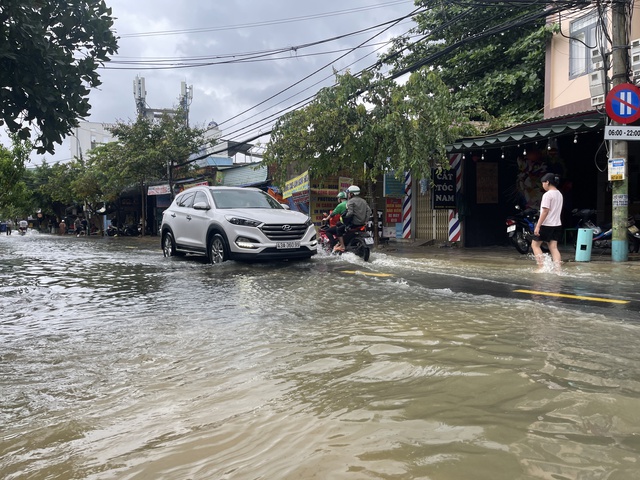 Ngập lụt Đà Nẵng: Khu dân cư ngập sâu phải cõng người lội nước đi cấp cứu   - Ảnh 2.