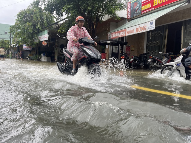 Học sinh ở TP.Đà Nẵng được nghỉ học ngày 16.10 vì mưa lụt - Ảnh 1.