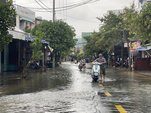 Ngập lụt Đà Nẵng: Khu dân cư ngập sâu phải cõng người lội nước đi cấp cứu   - Ảnh 4.