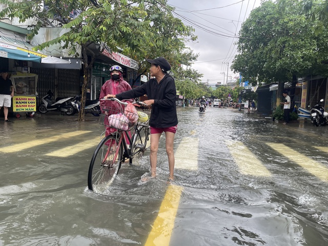Ngập lụt Đà Nẵng: Khu dân cư ngập sâu phải cõng người lội nước đi cấp cứu   - Ảnh 3.