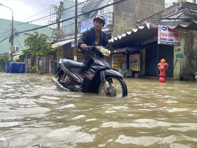 Ngập lụt Đà Nẵng: Khu dân cư ngập sâu phải cõng người lội nước đi cấp cứu   - Ảnh 7.