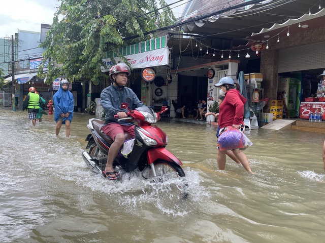Ngập lụt Đà Nẵng: Khu dân cư ngập sâu phải cõng người lội nước đi cấp cứu   - Ảnh 1.