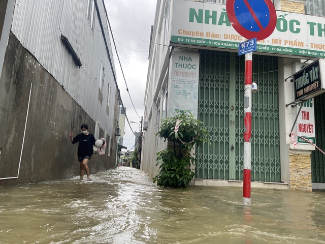 Ngập lụt Đà Nẵng: Khu dân cư ngập sâu phải cõng người lội nước đi cấp cứu   - Ảnh 5.