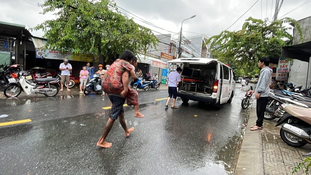 Ngập lụt Đà Nẵng: Khu dân cư ngập sâu phải cõng người lội nước đi cấp cứu   - Ảnh 6.