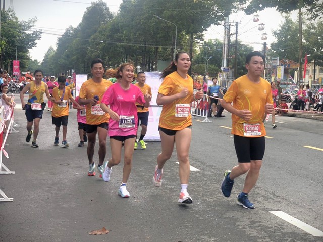 Gần 6.000 người hào hứng chạy giải Marathon Đất sen hồng Đồng Tháp - Ảnh 1. Gần 6.000 người hào hứng chạy giải Marathon Đất sen hồng Đồng Tháp - Ảnh 1.