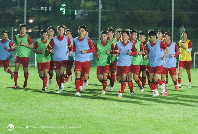 Đội tuyển Việt Nam tập buổi đầu ở Hàn Quốc, Quang Hải vắng mặt  - Ảnh 1.