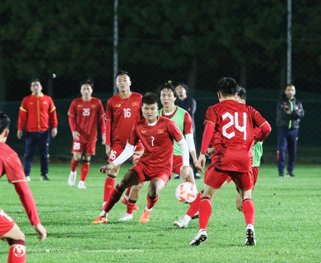 Đội tuyển Việt Nam tập buổi đầu ở Hàn Quốc, Quang Hải vắng mặt  - Ảnh 9.
