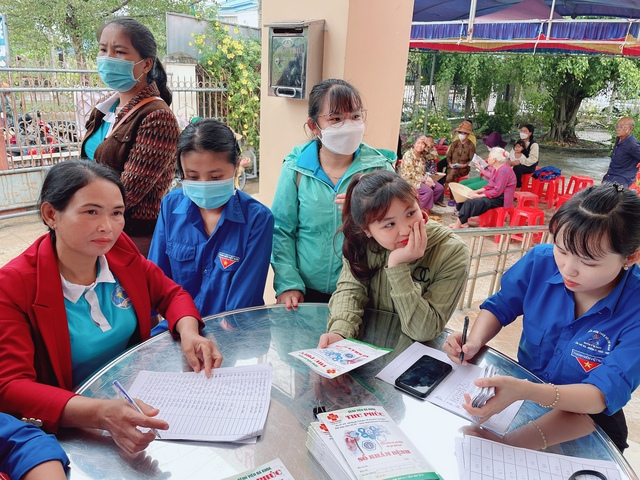Khám bệnh, cấp phát thuốc cho 500 người dân huyện miền núi ở Bình Định - Ảnh 1.