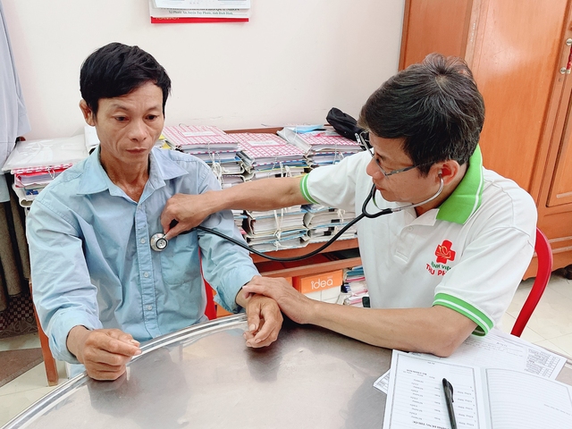 Khám bệnh, cấp phát thuốc cho 500 người dân huyện miền núi ở Bình Định - Ảnh 2.