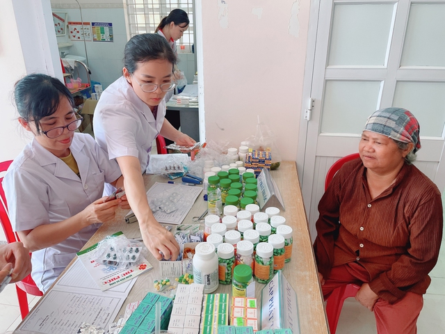 Khám bệnh, cấp phát thuốc cho 500 người dân huyện miền núi ở Bình Định - Ảnh 3.