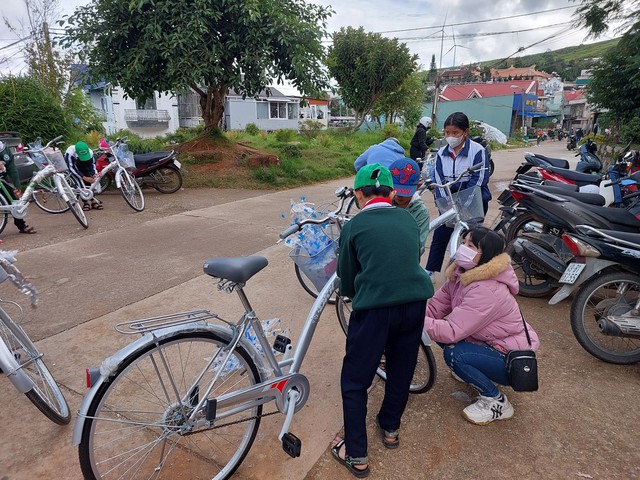 Trao tặng xe đạp tiếp sức học sinh khó khăn đến trường - Ảnh 5.