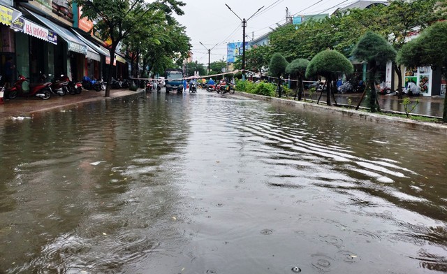 Quảng Nam: Mưa lớn gây chia cắt nhiều nơi, hai thủy điện lớn điều tiết xả lũ - Ảnh 7.