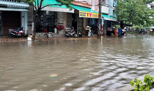 Quảng Nam: Mưa lớn gây chia cắt nhiều nơi, hai thủy điện lớn điều tiết xả lũ - Ảnh 6.