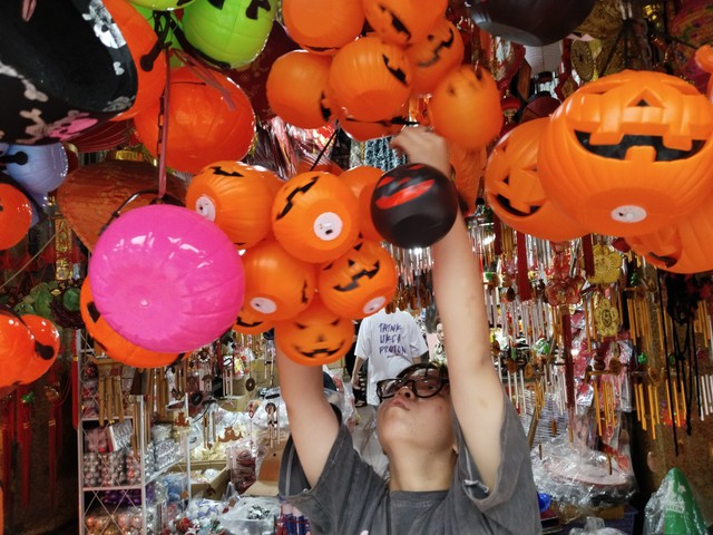 Lễ hội Halloween: Trang phục càng kinh dị, ma quái, càng thu hút nhiều người mua - Ảnh 6.