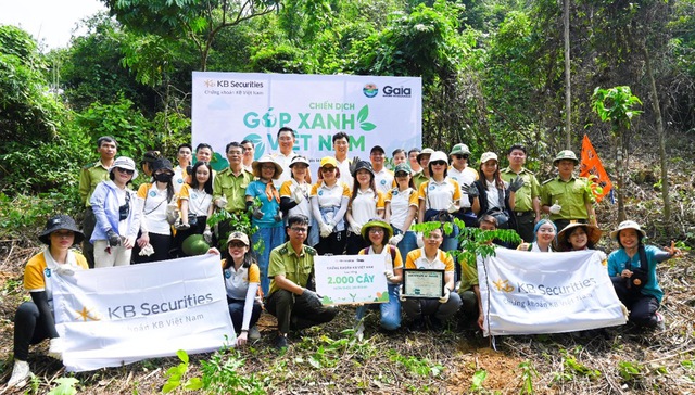 Tập thể Chứng khoán KB Việt Nam đã có buổi trồng mới 2.000 cây gỗ quý tại VQG Bến En