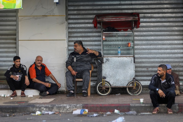 Cuộc sống của người dân ở Gaza qua ảnh lúc xung đột Hamas-Israel tiếp diễn - Ảnh 8.