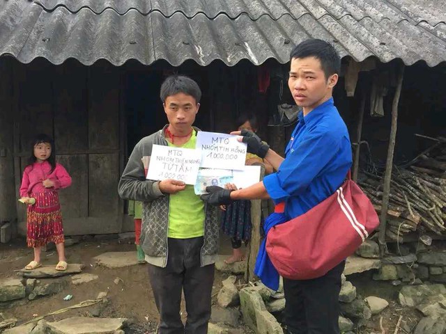 Em Đoàn Văn Dũng trao quà cho người dân có hoàn cảnh khó khăn Em Đoàn Văn Dũng trao quà cho người dân có hoàn cảnh khó khăn