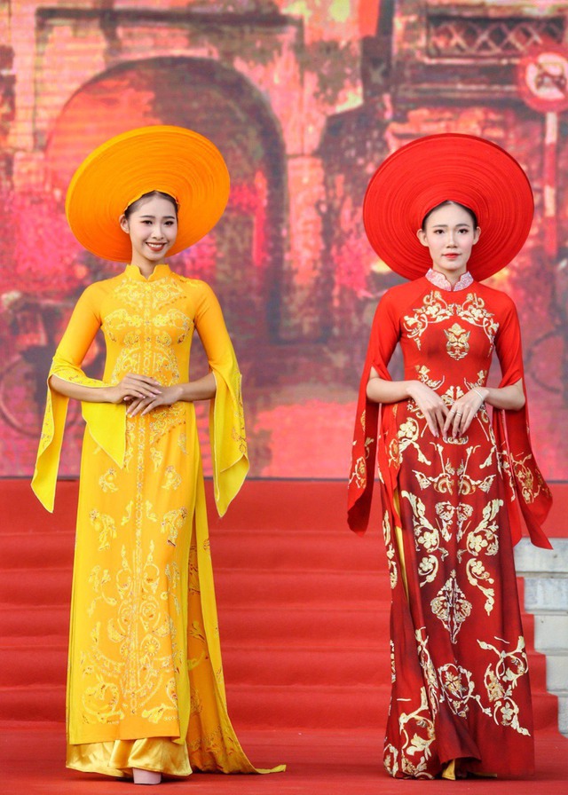 Tôn vinh nét đẹp áo dài truyền thống trong lễ hội Áo dài du lịch Hà Nội  - Ảnh 2.