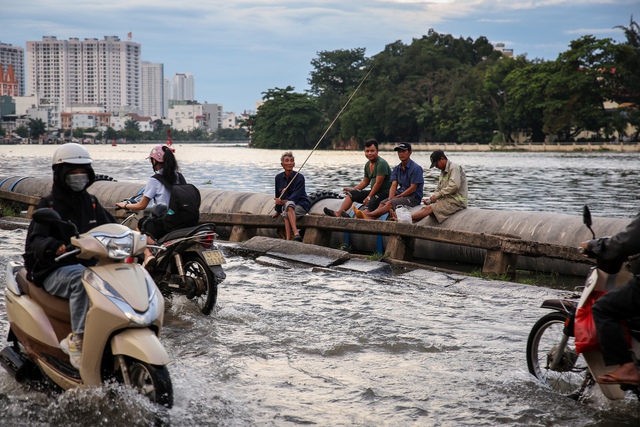 Nắng lên, người dân TP.HCM vẫn phải đề phòng ngập nước do triều cường - Ảnh 1.