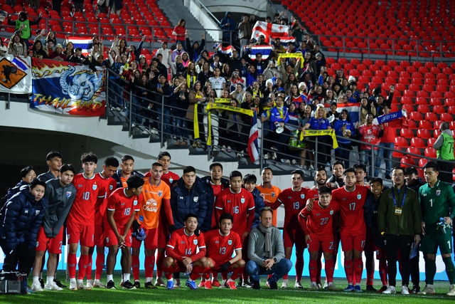 Đội tuyển Thái Lan bị hành xác trong chuyến du đấu châu Âu - Ảnh 1.