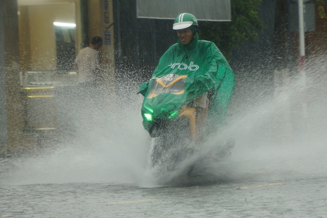 Khánh Hòa: Hồ Suối Dầu điều tiết nước, cảnh báo ngập tại nhiều địa phương - Ảnh 2.