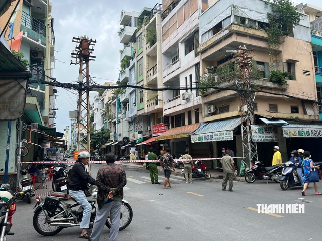 Người đàn ông nghi ngáo đá cầm dao đuổi chém loạn xạ người dân rồi tự sát - Ảnh 2.