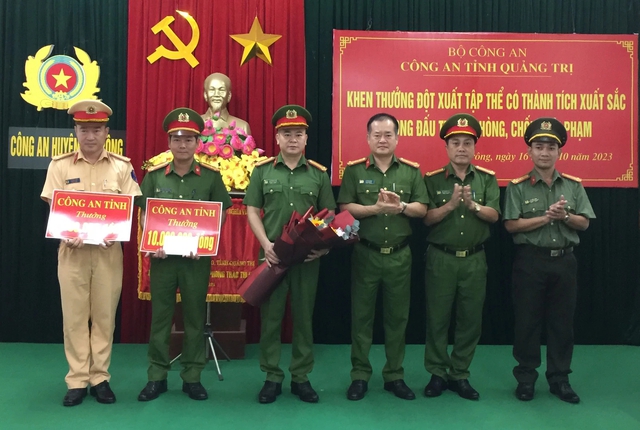 Công an tỉnh Quảng Trị 'thưởng nóng' 2 đơn vị liên tiếp phá án ở miền núi - Ảnh 1.