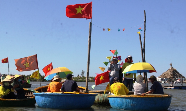 Quảng Nam: Có tình trạng cò mồi, tranh giành, nâng giá dịch vụ tại bến Cửa Đại - Ảnh 1. Quảng Nam: Có tình trạng cò mồi, tranh giành, nâng giá dịch vụ tại bến Cửa Đại - Ảnh 1.