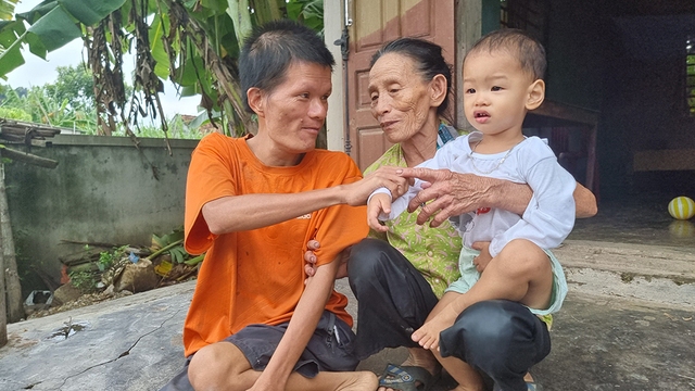 Bà cụ chật vật nuôi 2 con tật nguyền và 1 cháu nhỏ - Ảnh 1. Bà cụ chật vật nuôi 2 con tật nguyền và 1 cháu nhỏ - Ảnh 1.
