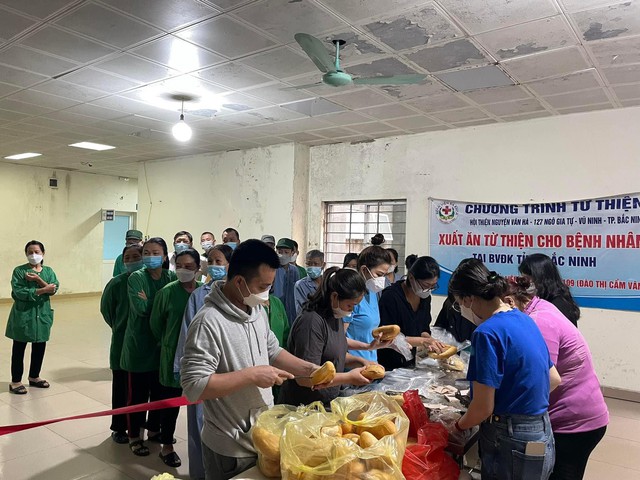 Phát cơm từ thiện cho bệnh nhân nghèo tại bệnh viện Đa khoa Bắc Ninh